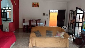 Living area - Costa do Sol Condominium, 600m from Guaratuba beach, near Boraceia and Riviera. (Bertioga)