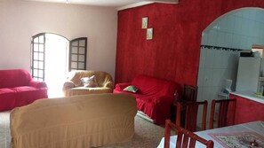 Living area - Costa do Sol Condominium, 600m from Guaratuba beach, near Boraceia and Riviera. (Bertioga)