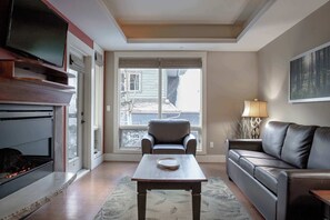 TV, fireplace, offices - Cozy 1 Bedroom Located in Solara Resort (Canmore)
