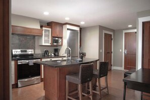 Fridge, microwave, oven, stovetop - Cozy 1 Bedroom Located in Solara Resort (Canmore)