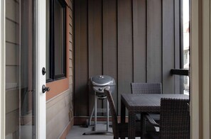 Outdoor dining - Cozy 1 Bedroom Located in Solara Resort (Canmore)