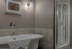 Shower, hair dryer, towels - Cozy 1 Bedroom Located in Solara Resort (Canmore)