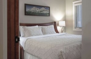 1 bedroom, desk, iron/ironing board, travel cot - Cozy 1 Bedroom Located in Solara Resort (Canmore)