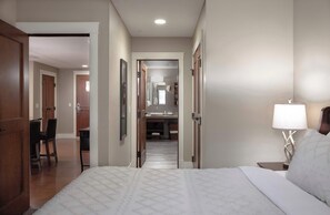 1 bedroom, desk, iron/ironing board, travel cot - Cozy 1 Bedroom Located in Solara Resort (Canmore)