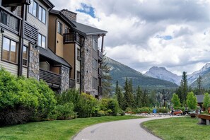 Exterior - Creekside 2-Bedroom Mountain View (Canmore)