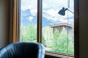 Interior - Creekside 2-Bedroom Mountain View (Canmore)