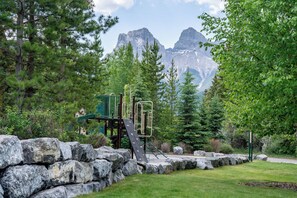 Children’s area - Creekside 2-Bedroom Mountain View (Canmore)
