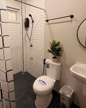 Dusch, hårtork, handdukar och tvål