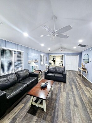 Living area - Totally Renovated 3-Bedroom Beach House across from the Ocean! (Myrtle Beach)