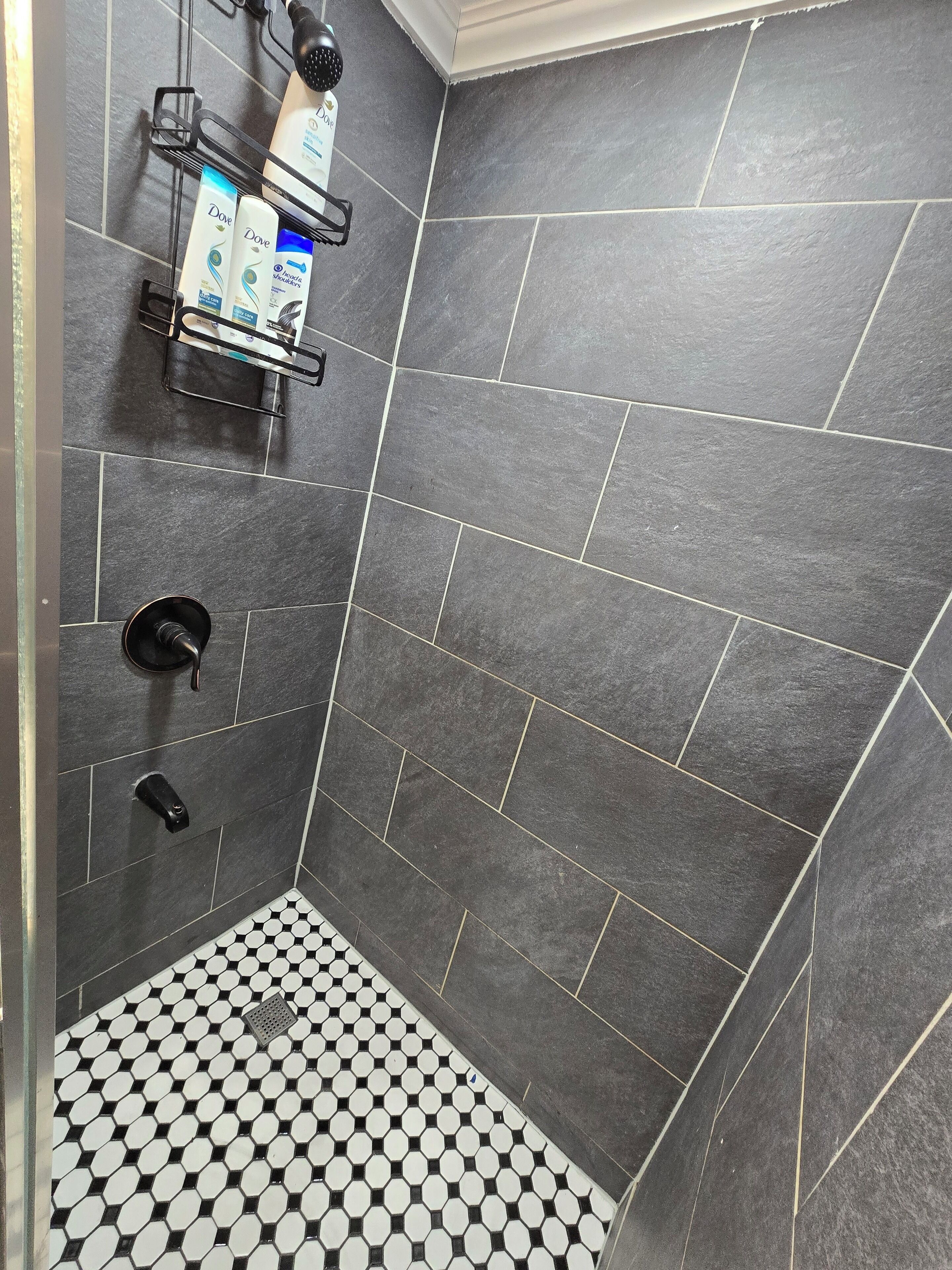 Douche, serviettes fournies, savon, papier toilette