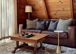 Smart TV, fireplace, books - The Highpoint A-Frame - Close to Lake/Village, Fireplace, Smart TV, Hammock, BBQ (Big Bear Lake)