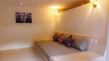 Pengeskab på værelset, mørklægningsgardiner, strygejern/strygebræt