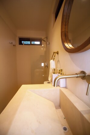 Apartamento, ar-condicionado, vista para a montanha | Banheiro | Chuveiro, secador de cabelo, toalhas de banho, sabonete