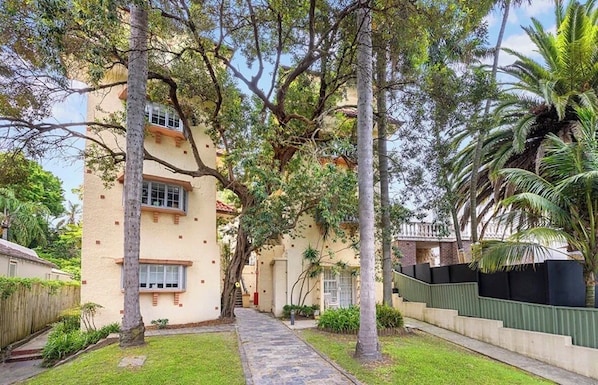 Property grounds - Cute and quiet 1 BR + sofa bed close to Bondi Beach and shops (Bondi Beach)