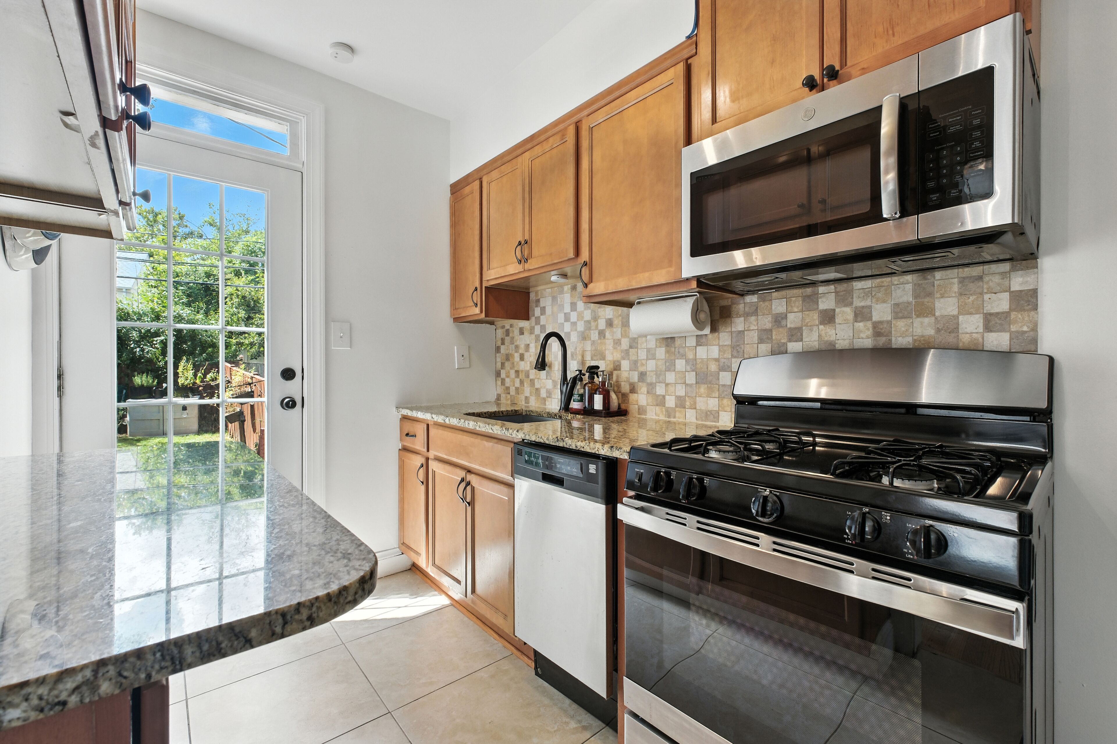 Een microgolfoven, een oven, een kookplaat, een vaatwasser