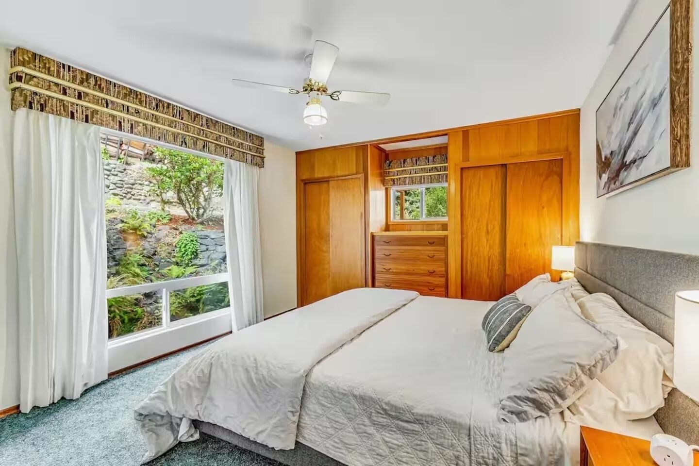 Tabla de planchar con plancha, wifi, ropa de cama