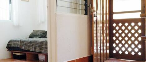 Desk, travel cot, WiFi, bed sheets