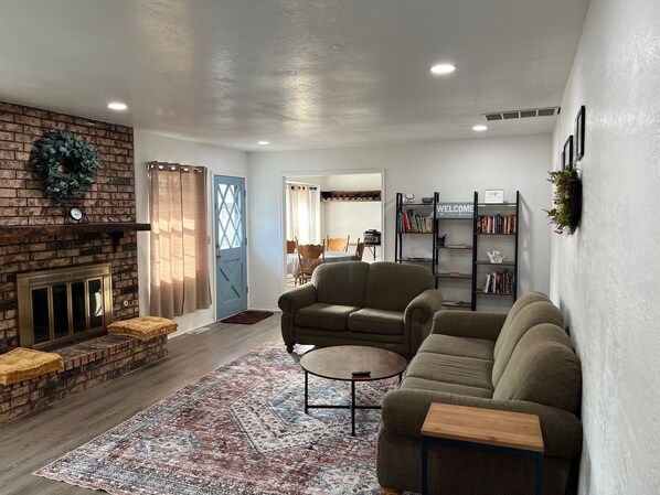 Interior - Recently renovated, spacious 4-bedroom house in Broken Arrow (Broken Arrow)