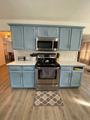 Private kitchen - Recently renovated, spacious 4-bedroom house in Broken Arrow (Broken Arrow)