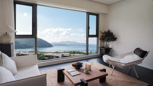 Luxury Double Room, Balcony, Lake View | Living room - Fuxian Lake Su Qing Qingzhou Cliff Hotel (Yuxi)