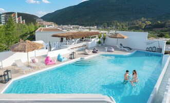 Una piscina al aire libre