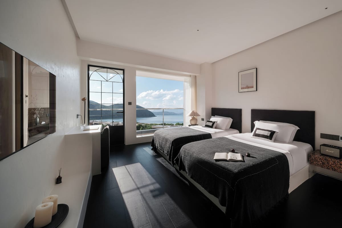 Kamar Twin Khas, balkon, pemandangan danau | Didekorasi berbeda-beda dan dilengkapi dengan perabotan berbeda-beda