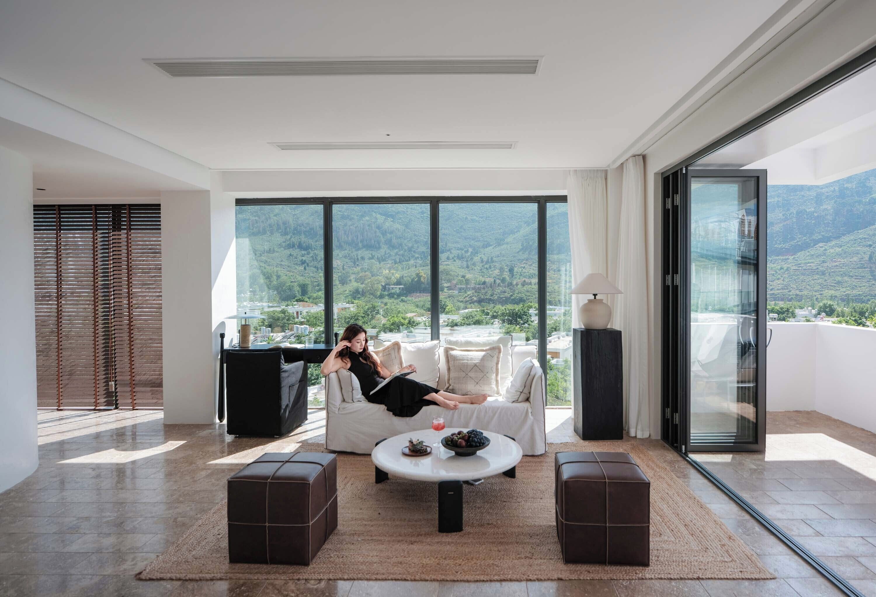 Superior suite, balkon, uitzicht op zwembad | Woonkamer | Een lcd-televisie