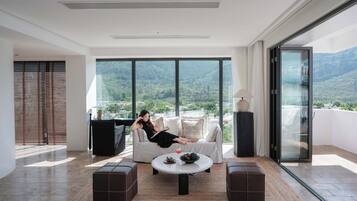 Superior suite, balkon, uitzicht op zwembad | Woonkamer | Een lcd-televisie