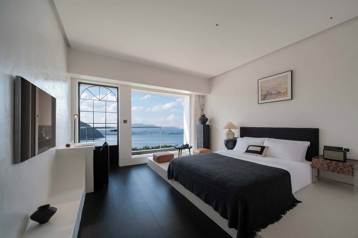 Senior-Doppelzimmer, Balkon, Seeblick | Schallisolierte Zimmer, kostenloses WLAN, individuell dekoriert