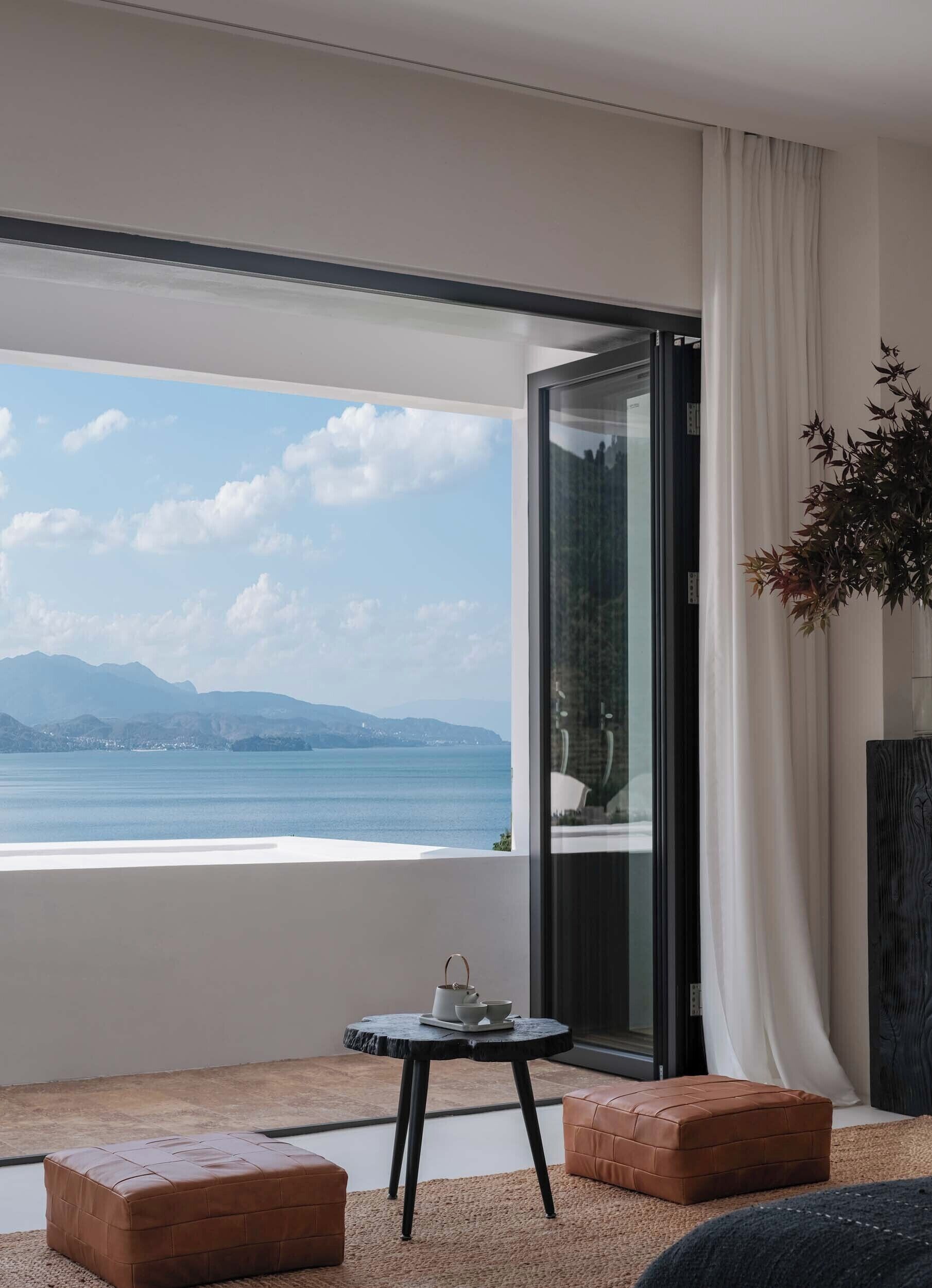 Suite superior, balcón, vistas a la piscina | Balcón