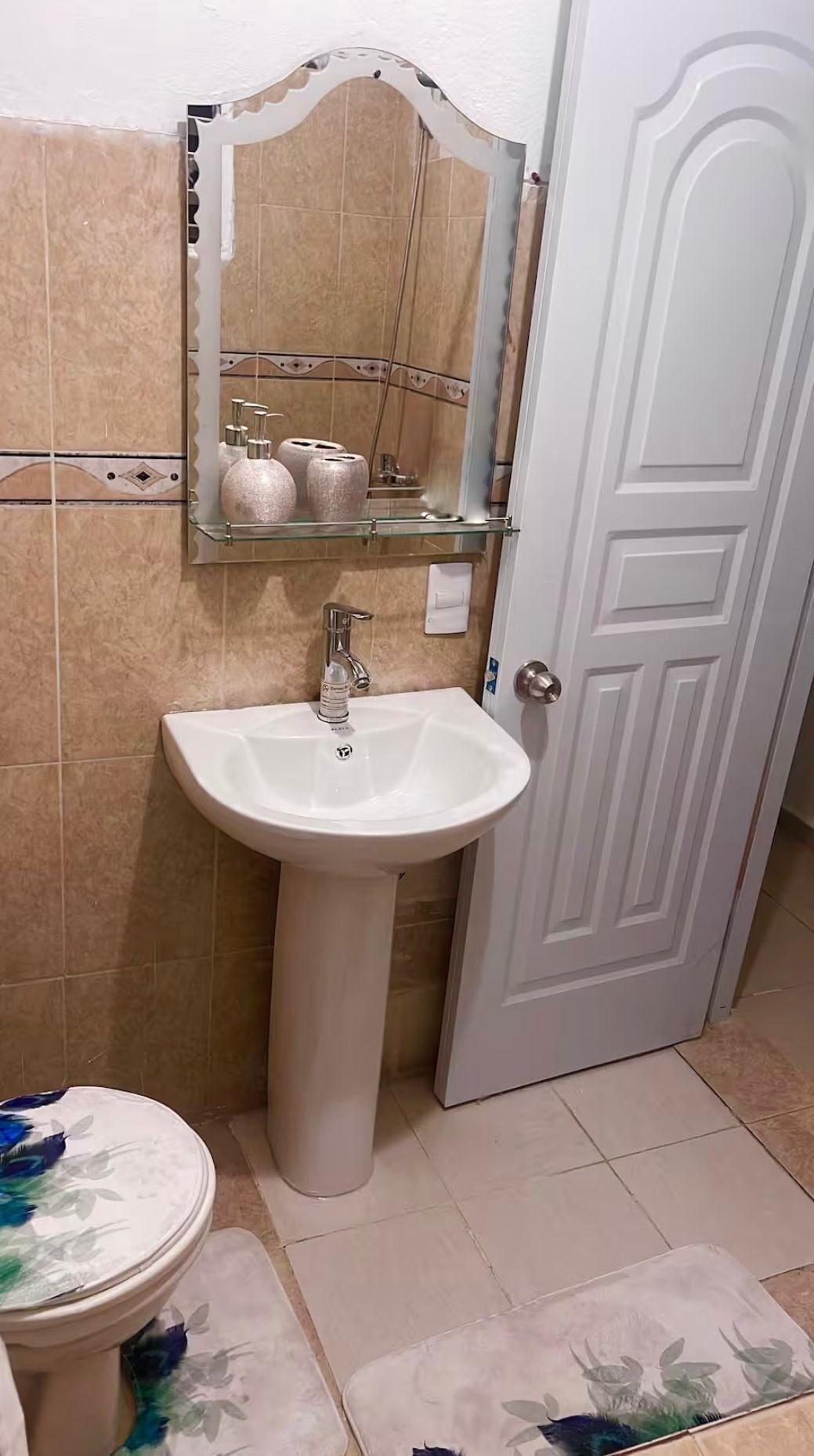 Een douche, een haardroger, handdoeken, zeep