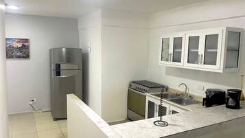 Ofen, Kochgeschirr/Geschirr/Besteck, Esstisch, Kücheninsel