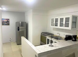 Ofen, Kochgeschirr/Geschirr/Besteck, Esstisch, Kücheninsel