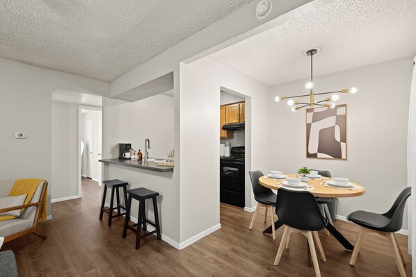 Dining - . Luxury Hyde Park 1-Bedroom | Pool Access • Sleeps 4 (Austin)