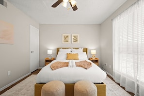 1 bedroom, desk, iron/ironing board, WiFi - . Luxury Hyde Park 1-Bedroom | Pool Access • Sleeps 4 (Austin)