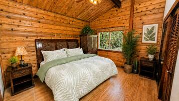 3 habitaciones, escritorio y tabla de planchar con plancha