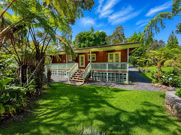 Exterior - Beautiful Volcano Getaway With Hot Tub Near National Park (Volcano)