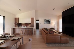 TV, fireplace - Tide ~ 3 King rooms~Steps to the Sea~Gas fireplace (Aldinga Beach)