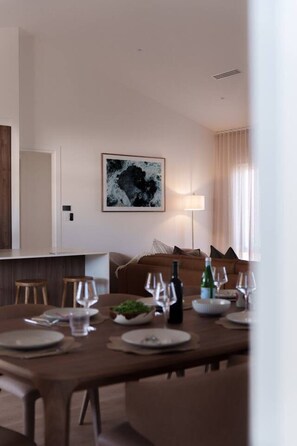 Dining - Tide ~ 3 King rooms~Steps to the Sea~Gas fireplace (Aldinga Beach)