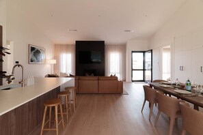Interior - Tide ~ 3 King rooms~Steps to the Sea~Gas fireplace (Aldinga Beach)