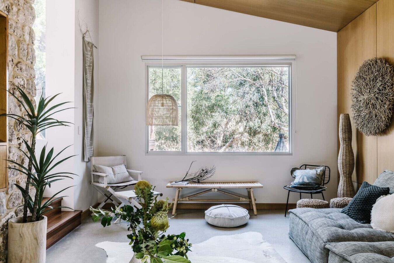 Tv, eldstad och en stereo