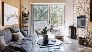 TV, fireplace, stereo - Kestrels Nest - a luxurious couples retreat (Aldinga Beach)