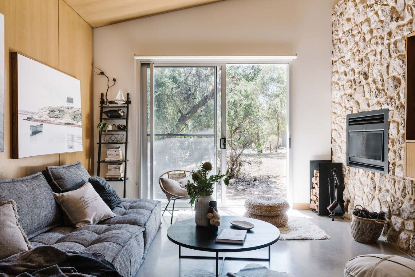 Tv, eldstad och en stereo