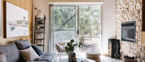 Televisor, llar de foc i estèreo