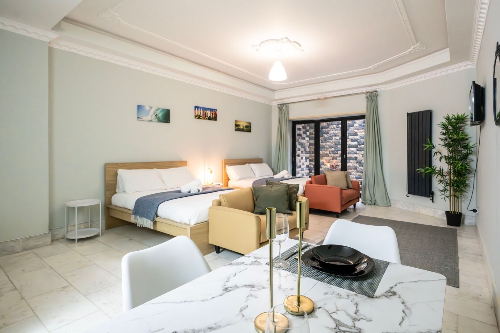 Een strijkplank/strijkijzer, wifi, beddengoed