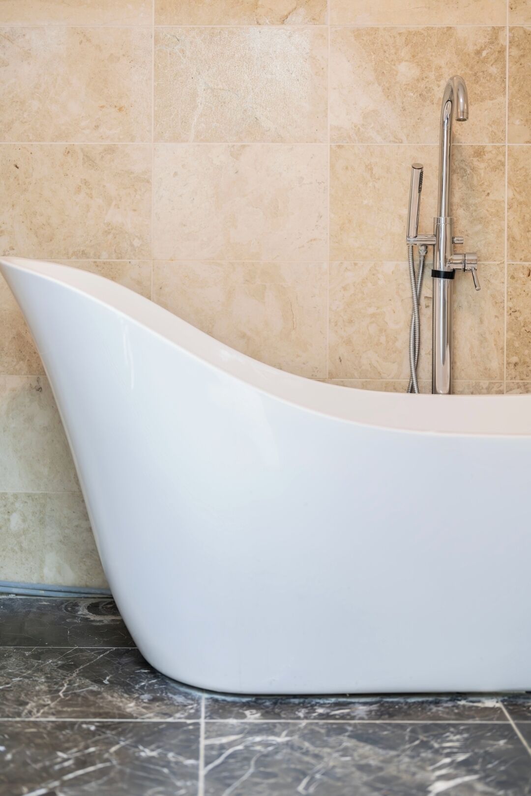 Een haardroger, handdoeken, toiletpapier