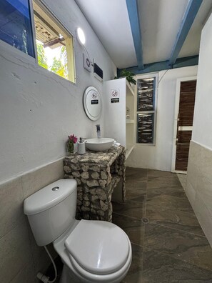 Shower, towels, soap, toilet paper - Beautiful private cabana with Jacuzzi, just one minute from the beach. (Tierra Bomba)