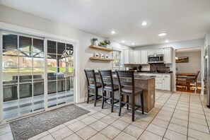 Køleskab, mikrobølgeovn, ovn, kogeplade