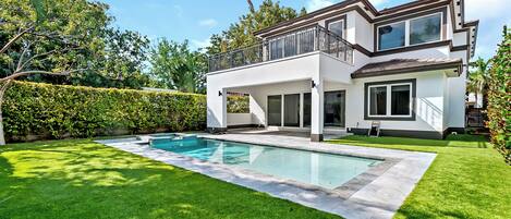 Una piscina al aire libre