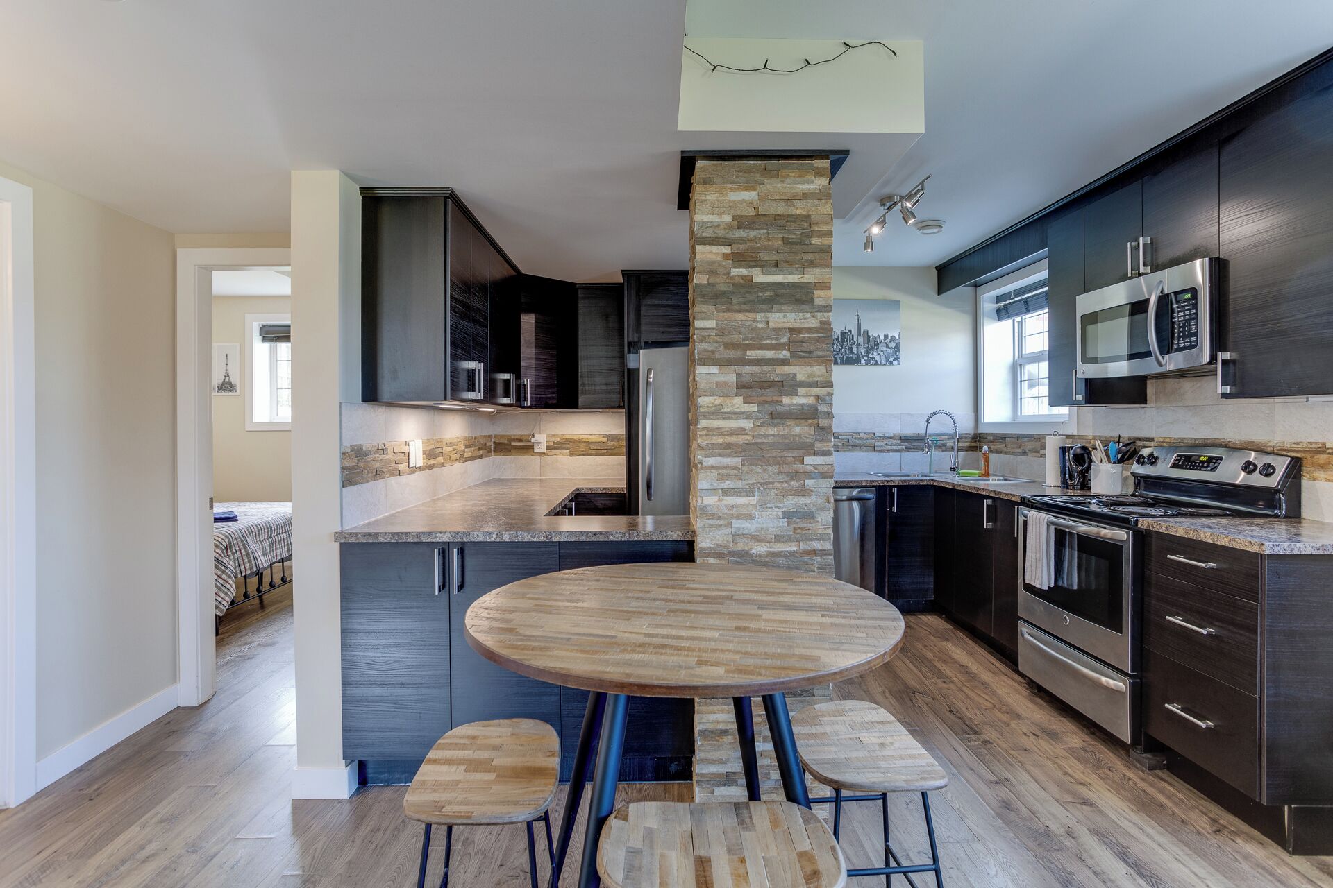 Réfrigérateur, micro-ondes, four, plaque de cuisson